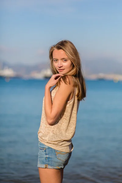 Beautiful young woman at the beach — Stock Photo, Image
