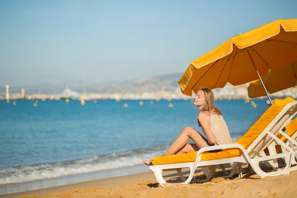 Девочка отдыхает на пляжном шезлонге — стоковое фото