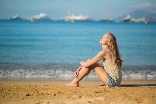 Mulher bonita relaxante na praia — Fotografia de Stock
