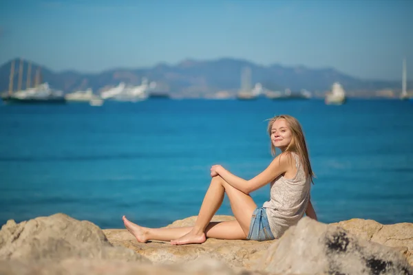 Mulher bonita relaxante na praia — Fotografia de Stock