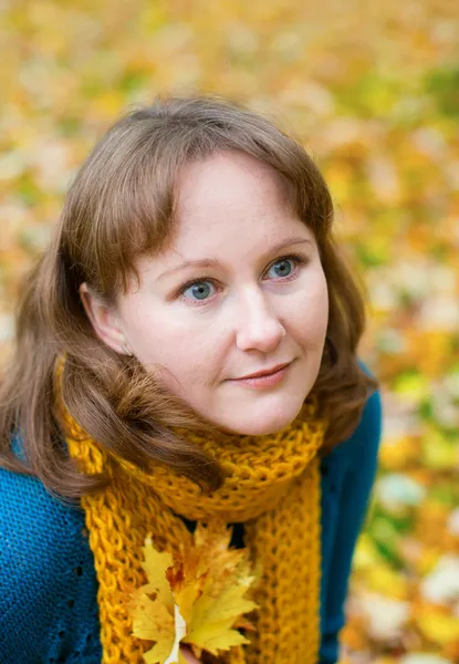 Young woman on a beautiful autumn day — Stock Photo, Image