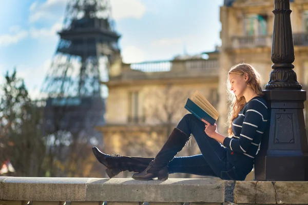 Όμορφη γυναίκα στο Παρίσι, διαβάζοντας ένα βιβλίο — Φωτογραφία Αρχείου