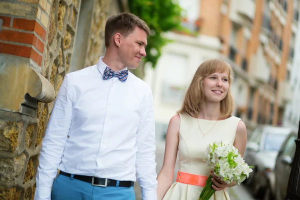 Bride and groom walking down the street in Paris — Stock Photo, Image