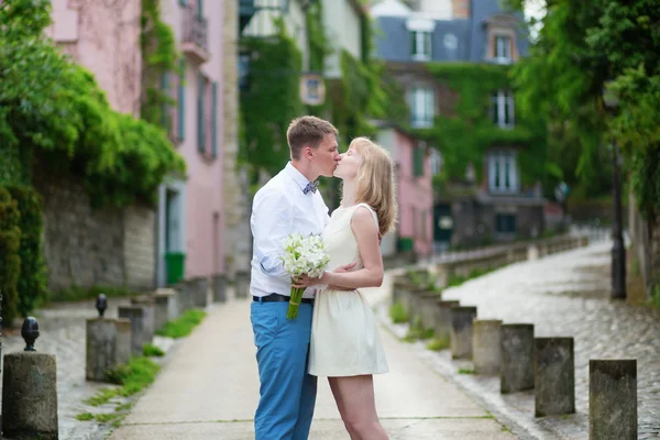 Braut und Bräutigam küssen sich auf einer Pariser Straße — Stockfoto