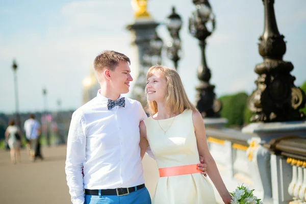 Newly-wed couple on Alexandre III bridge in Paris — Stock Photo, Image