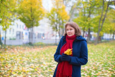 Kız bir sonbahar parkta yürüyüş