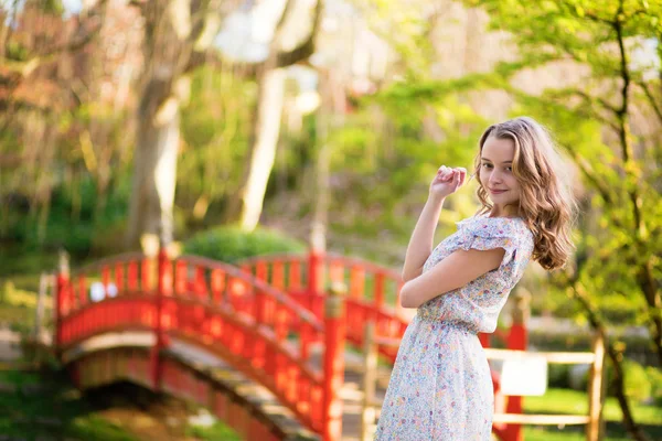 Mladý turista v Japonsku na pěkný jarní den — Stock fotografie