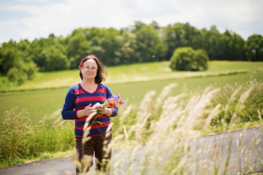 Peygamber ve haşhaş olan orta yaşlı kadın