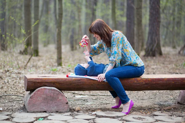 Madre jugando con su bebé en el bosque — Foto de Stock