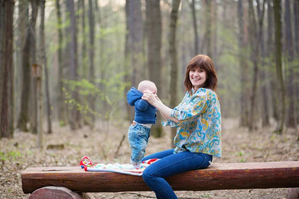 Mother playing with her baby in forest — Stock Photo, Image