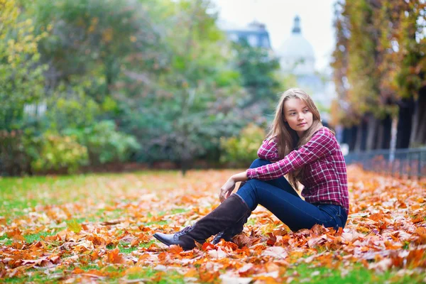 Doordachte meisje, zittend op de grond op val — Stockfoto
