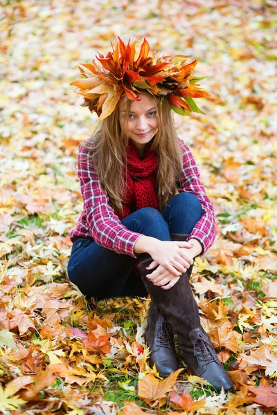 Krásná dívka v barevné podzimní věnec — Stock fotografie