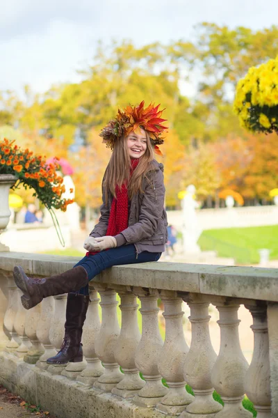 Cheerful girl enjoying a fall day — Stock Photo, Image