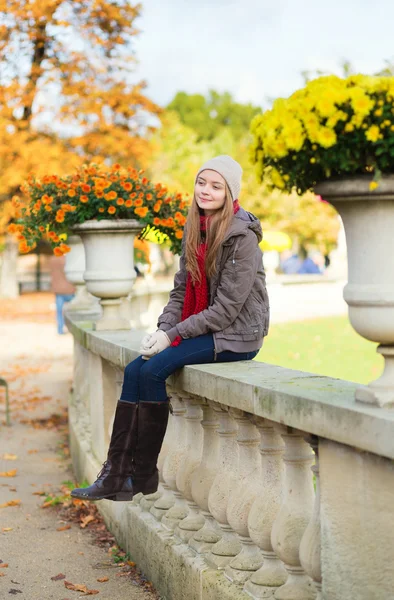 Chica alegre disfrutando de un día de otoño —  Fotos de Stock