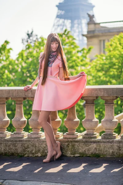 Chica en vestido rosa en París —  Fotos de Stock