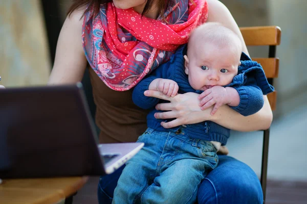 Kleines 4 Monate altes Baby in den Armen seiner Mutter — Stockfoto