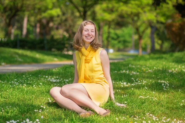 Krásná dívka na trávě — Stock fotografie