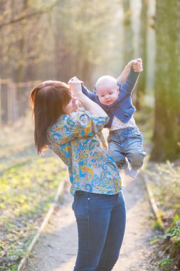 ormandaki küçük bebeği olan genç anne
