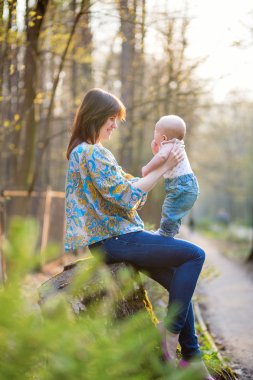 ormandaki küçük bebeği olan genç anne