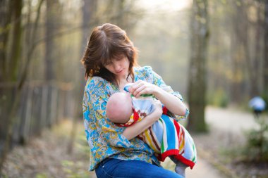ormandaki küçük bebeği olan genç anne