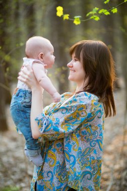 ormandaki küçük bebeği olan genç anne