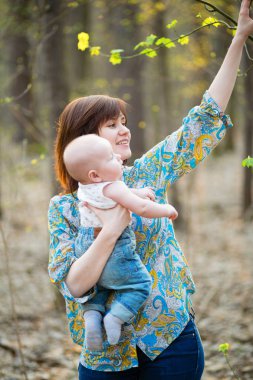 ormandaki küçük bebeği olan genç anne