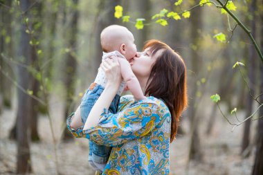 ormandaki küçük bebeği olan genç anne