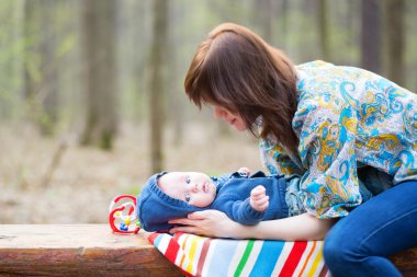 ormandaki küçük bebeği olan genç anne