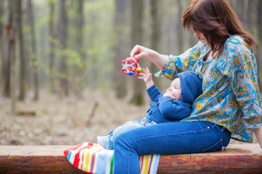 ormandaki küçük bebeği olan genç anne