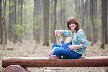 ormandaki küçük bebeği olan genç anne