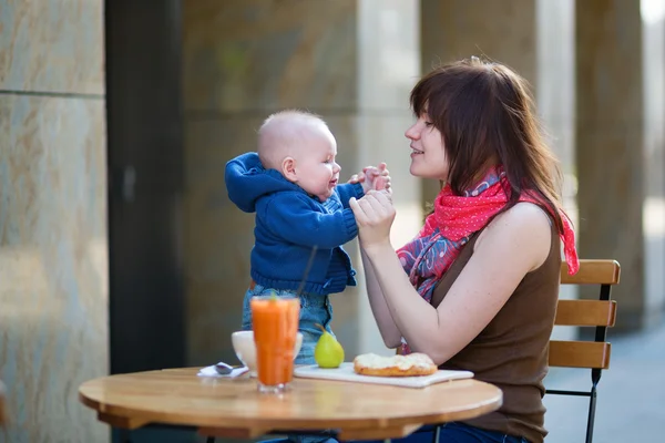 Mutlu genç anne ile bebek bir Café — Stok fotoğraf