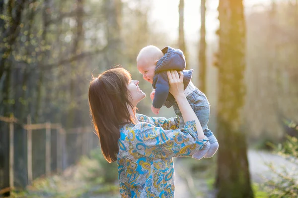 Ung mamma med sin lilla baby i skogen — Stockfoto