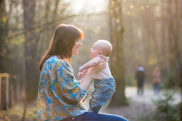 ormandaki küçük bebeği olan genç anne