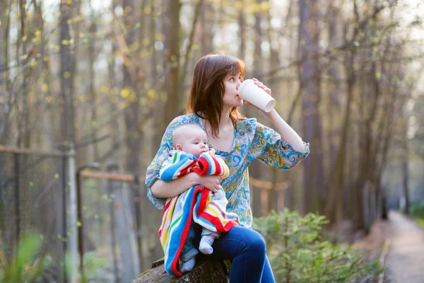 Ung mamma med sin lilla baby, dricka kaffe — Stockfoto