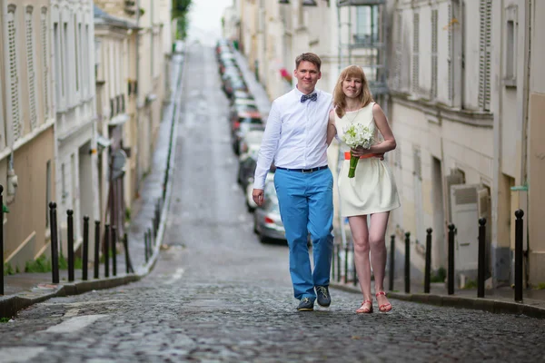美丽的新娘和新郎在巴黎散步 — 图库照片