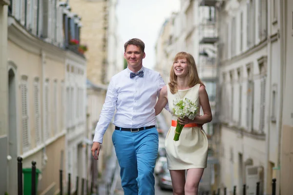 Mooie bruid en bruidegom wandelen in Parijs — Stockfoto
