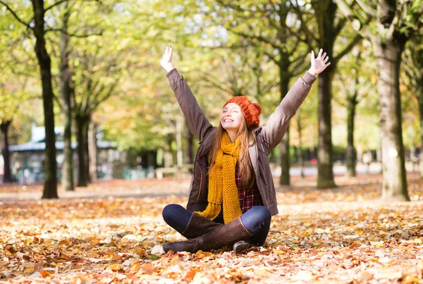 Ευτυχισμένη κοπέλα στο πάρκο σε μια ημέρα πτώση — Φωτογραφία Αρχείου
