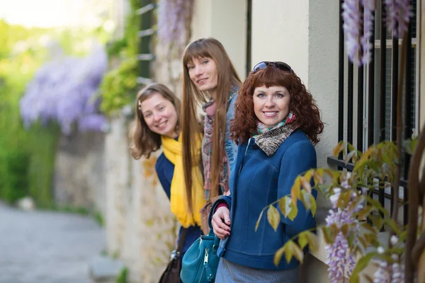 Three beautiful girls in Paris — Stock Photo, Image