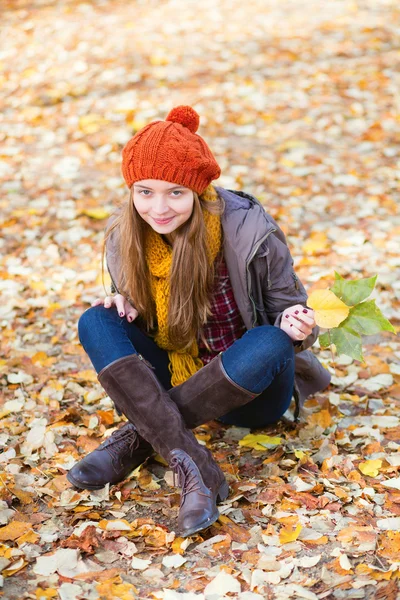 Girl relaxing in park on a fall day — Stock Photo, Image