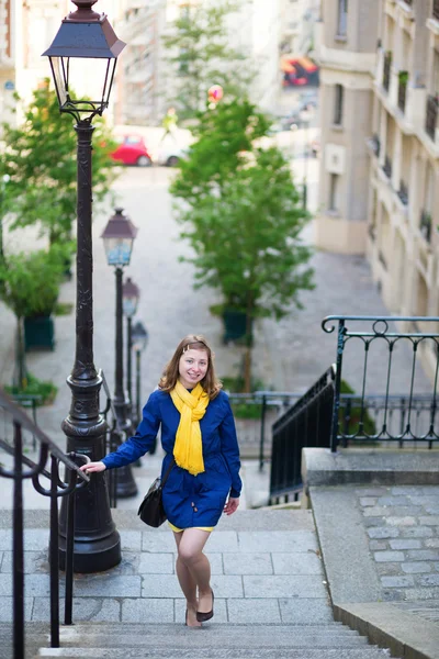 Hermosa chica en Montmartre en París —  Fotos de Stock