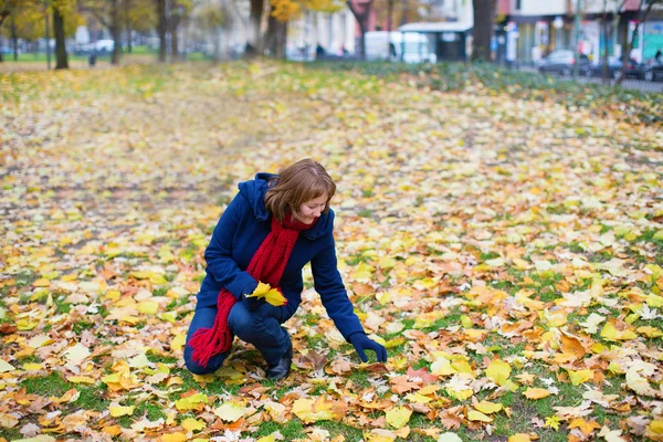 Chica alegre en pañuelo rojo cálido disfrutando del día de otoño — Foto de Stock