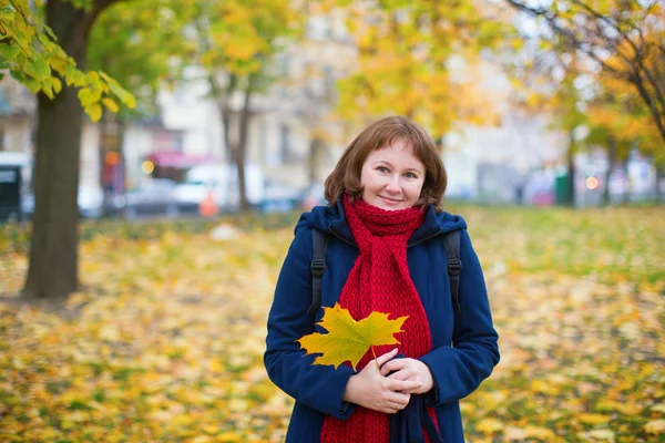 Chica alegre en pañuelo rojo cálido disfrutando del día de otoño — Foto de Stock
