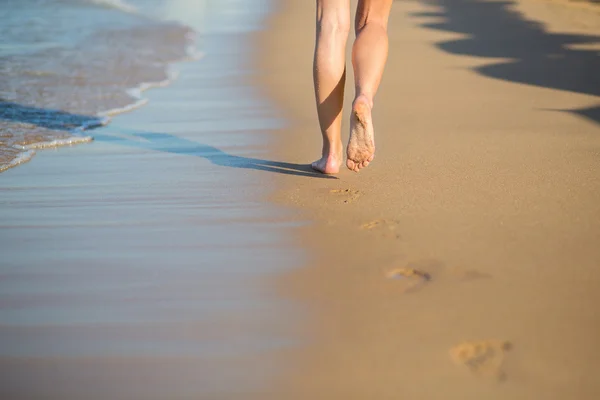 Mulher andando na praia — Fotografia de Stock