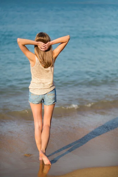 Молода дівчина на пляжі — стокове фото