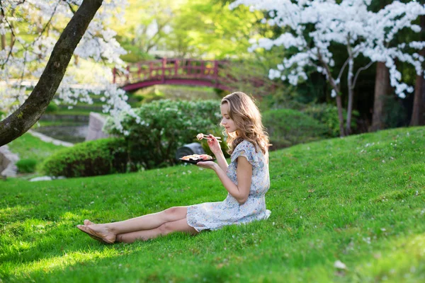 Mujer comiendo sushi en el parque — Foto de Stock