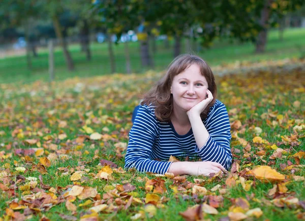 Girl lying on  ground — Stock Photo, Image