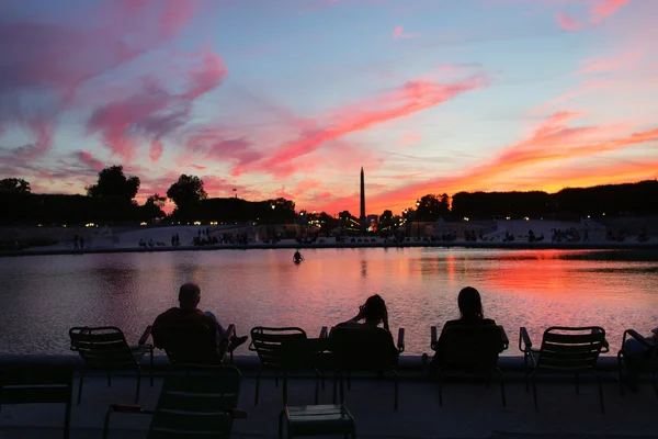 Människor njuter av solnedgången i Tuileries park — Stockfoto