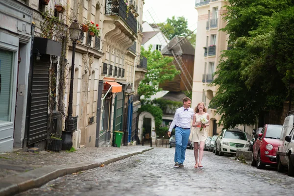 Just married couple on Montmarte — Stock Photo, Image