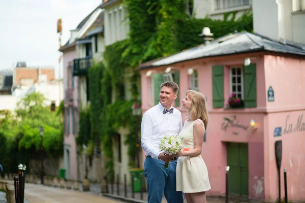 Just married couple on Montmarte — Stock Photo, Image