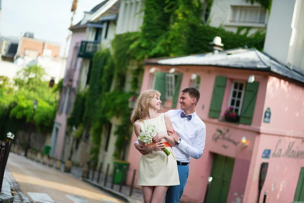 Just married couple on Montmarte — Stock Photo, Image